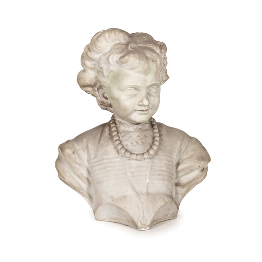 SCULTURA IN MARMO, XIX SECOLO raffigurante busto di fanciulla con collana di perle e ciondolo; usure