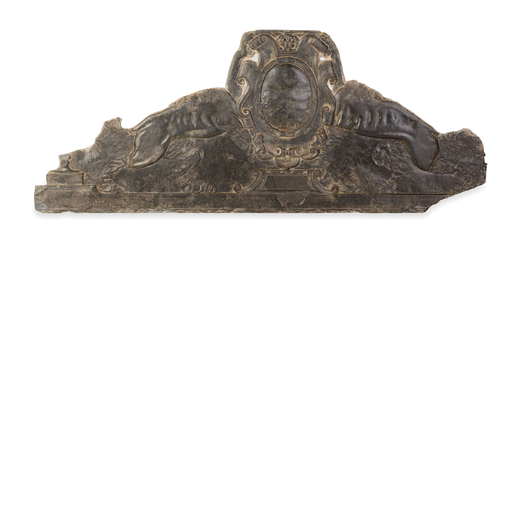 GRANDE FREGIO IN PIETRA LAVAGNA, XVII-XVIII SECOLO in forma mistilinea centrata da cartiglio con ova
