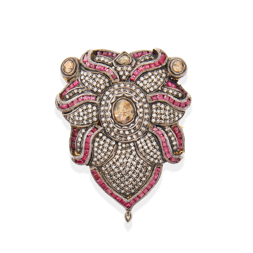 BAGUE EN OR ARGENT, RUBIS ET DIAMANTS stylisée dune fleur pavée de diamants taille huit-huit et de
