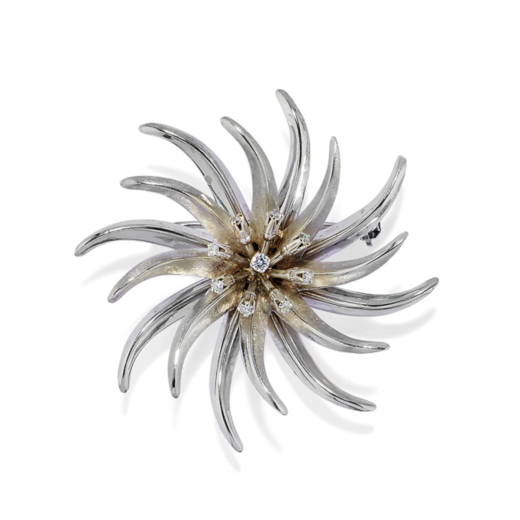 BROCHE EN OR ET DIAMANTS en forme de fleur stylisée avec des diamants taille brillant et huit huit 