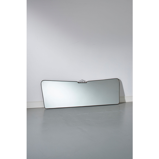 MANIFATTURA ITALIANA Specchio. Ottone, cristallo specchiato. Italia anni 50. <br>cm 51x156x3,5