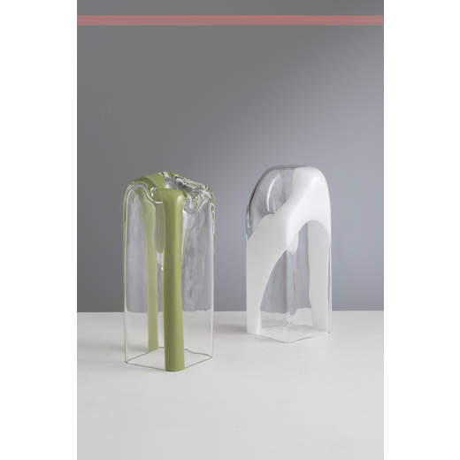 PIERRE CARDIN(ATTRIB. A) Due vasi. Vetro trasparente con inclusione di fascia in vetro colorato. <br