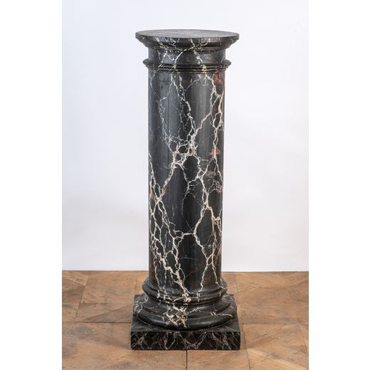 COLONNA REGGIVASO IN LEGNO DIPINTO, XX SECOLO di gusto classico e decorato a finto marmo nero venato