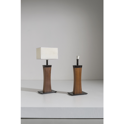 MANIFATTURA ITALIANA Coppia di lampade da tavolo. Metallo brunito, legno esotico. Italia anni 80 ca.