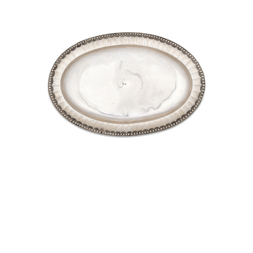 PICCOLO VASSOIO IN ARGENTO, MANTOVA, XVIII SECOLO di forma ovale con bordo perlinato; usure <br>Larg