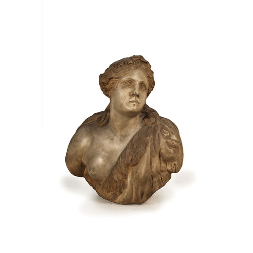 SCULTURA IN MARMO, XVIII-XIX SECOLO raffigurante figura femminile dallantico con mantello; usure, sb