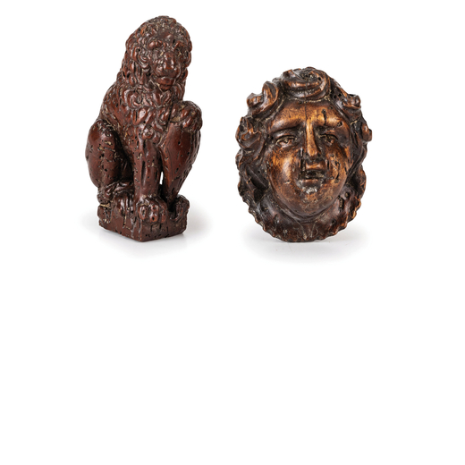 DUE PICCOLE SCULTURE IN LEGNO PATINATO, XVIII SECOLO raffiguranti un leone assiso con scudo e una te