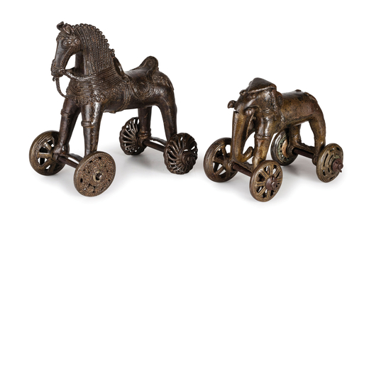 DUE ELEMENTI DECORATIVI IN BRONZO, XVIII SECOLO raffiguranti un cavallo e un elefante su ruote; usur