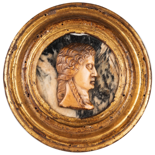 PICCOLO RILIEVO IN MARMI DIVERSI, XVIII SECOLO raffigurante profilo dallantico su placca circolare e