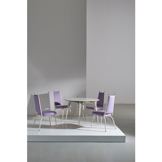 MANIFATTURA ITALIANA Tavolo allungabile e quattro sedie. Metallo smaltato, metallo cromato, vinilpel