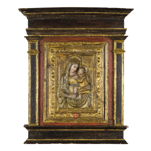 SCULTORE ATTIVO IN ITALIA SETTENTRIONALE (Ferrara ?) INTORNO AL 1450  Madonna col Bambino entro corn