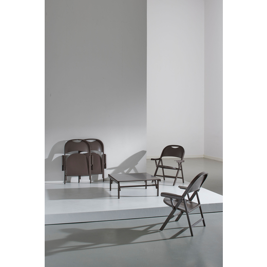 ACHILLE E PIER GIACOMO CASTIGLIONI Quattro sedie pieghevoli e un tavolino della serie Tric. Legno di