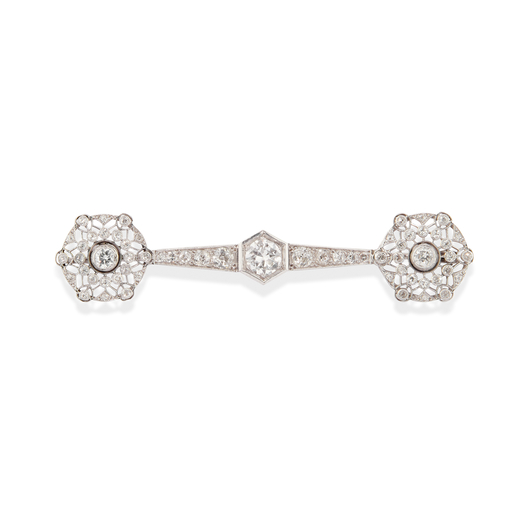 BROCHE EN FORME DE BARRE DE DIAMANT aux extrémités deux fleurs stylisées en diamants taille ancie