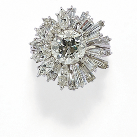 BAGUE EN OR ET DIAMANTS réalisée avec un motif floral décoré au centre dun diamant taille ancien
