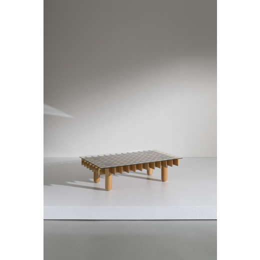 GIANFRANCO FRATTINI Tavolino mod. Kyoto. Legno di castagno massello, metallo, cristallo molato. Prod