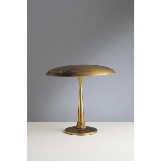 OSCAR TORLASCO (ATTRIB. A) Lampada da tavolo. Ottone, fusione di ottone. Italia anni 50.<br>cm 40x40