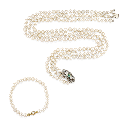 COLLIER ÉMERAUDE, PERLES DE CULTURE ET DIAMANTS  composé de trois rangées de perles de culture en