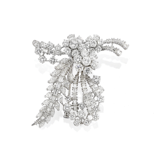 BROCHE EN PLATINE ET DIAMANTS, ANNÉES 60 en forme dun noeud stylisé agrémenté de diamants taille