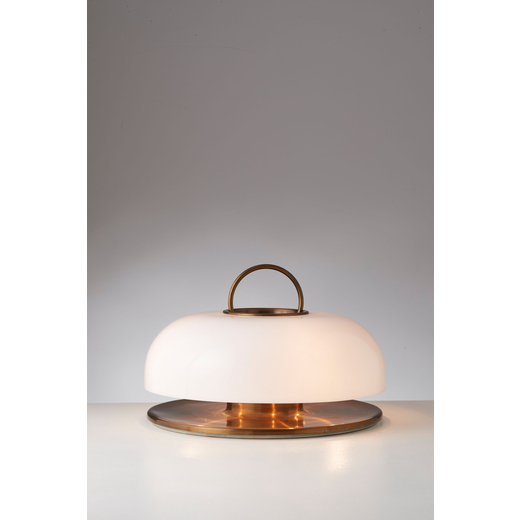 MANIFATTURA ITALIANA Lampada da tavolo ottone, perspex opalino. Italia anni 60.<br>cm 35x50 