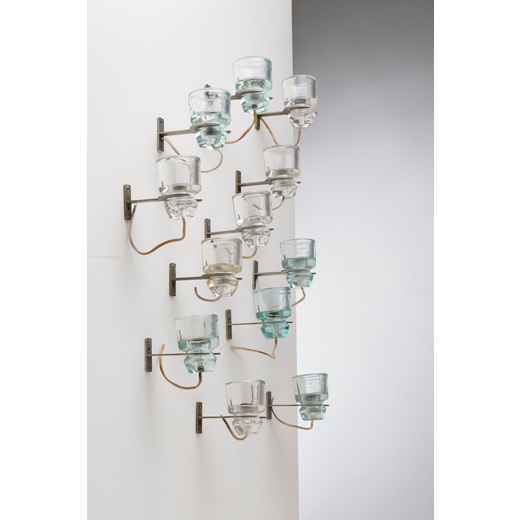 TITO AGNOLI Dodici lampade da parete. Metallo nichelato, vetro pressofuso. Produzione Oluce anni 60.