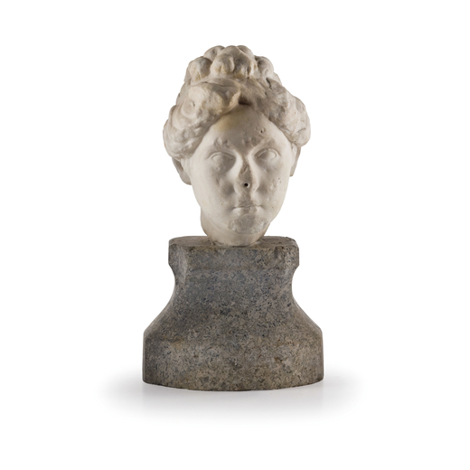 SCULTURA IN MARMO, XVIII-XIX SECOLO testa femminile, poggia su base in pietra; usure, alcune rotture