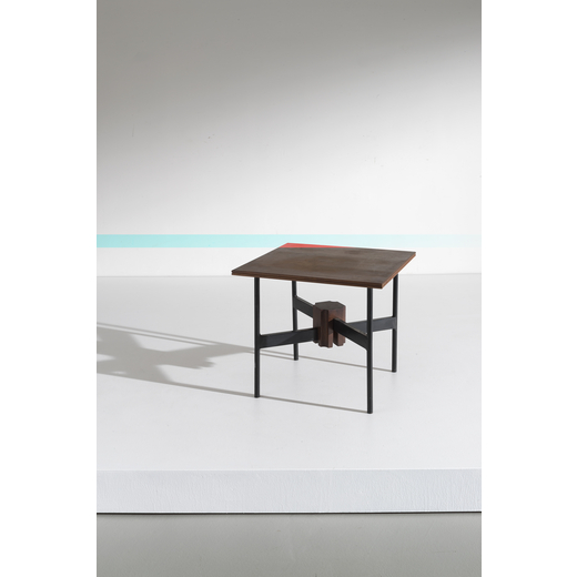CARLO SCARPA (NEL GUSTO DI) Tavolino. Metallo smaltato, legno di noce massello, paniforte impiallaci