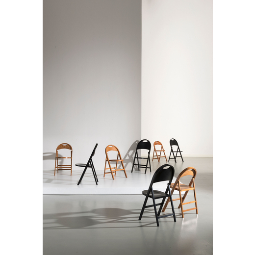 ACHILLE E PIER GIACOMO CASTIGLIONI Otto sedie pieghevoli della serie  Tric. Legno laccato, legno di 