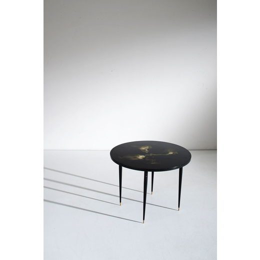 MANIFATTURA ITALIANA Tavolino in resina composita nera con dripping. Ottone, legno laccato con decor