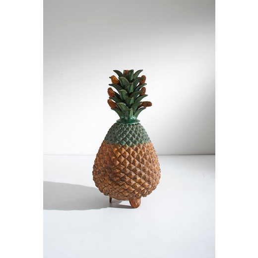 MANIFATTURA ITALIANA Vaso a forma di ananas. Ceramica decorata a mano e colorata. Italia anni 80.<br