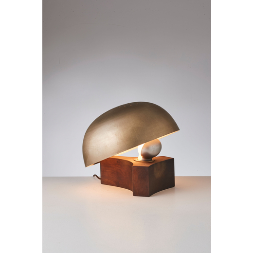 MANIFATTURA ITALIANA Lampada da tavolo. Legno, metallo nichelato. Italia anni 50.<br>cm 28x30