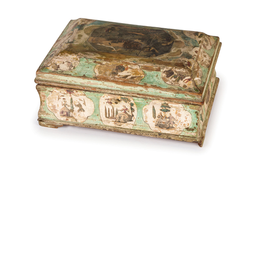 SCATOLA IN LEGNO LACCATO, XIX SECOLO di gusto settecentesco e coperchio a urna, decorata ad Arte pov