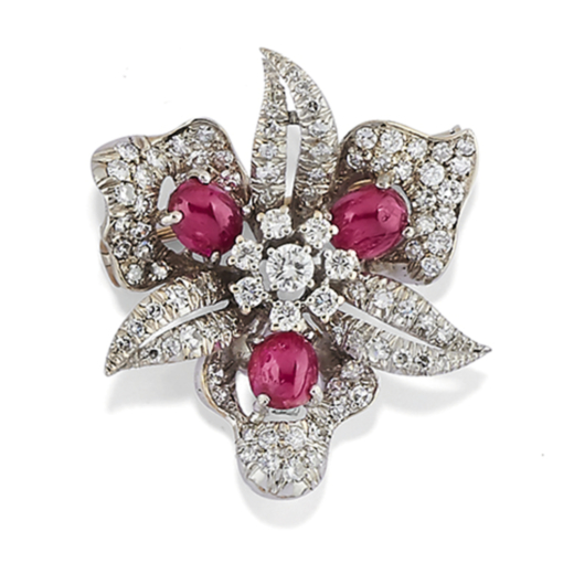 BROCHE EN OR RUBIS ET DIAMANTS, ANNÉES 60 en forme de fleur décorée de rubis cabochon et diamants