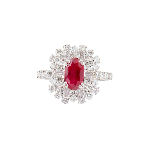 BAGUE EN OR, RUBIS ET DIAMANTS centrée dun rubis ovale pesant 2,09 cts entouré de diamants taille 