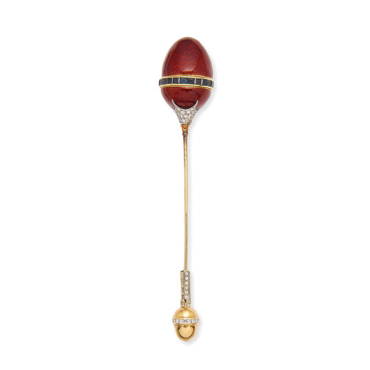 BROCHE EN OR, ÉMAIL, SAPHIRS ET DIAMANTS une extrémité décorée dun oeuf en émail rouge guilloc
