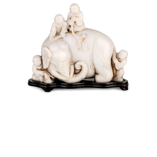 GRUPPO IN GIADA, ARTE ORIENTALE DEL XIX-XX SECOLO raffigurante elefante con figure, base in legno eb