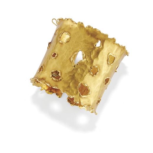 BRACELET RIGIDE EN OR bandeau,décoré dun motif martelé en or, poinçon 750<br>Poids 105,5 g envir