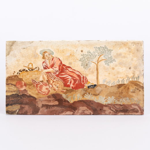 PLACCA IN SCAGLIOLA DIPINTA, PROBABILMENTE CARPI, XVIII SECOLO  raffigurante figura con galli entro 