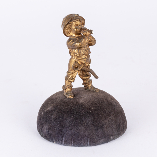 PICCOLA SCULTURA IN BRONZO DORATO  raffigurante piccolo soldato con spada ed elmo, poggia su base a 