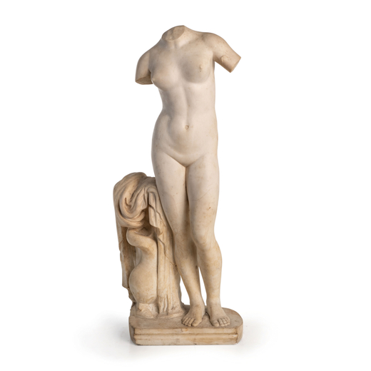 GRUPPO IN MARMO, XIX SECOLO raffigurante figura femminile acefala con drappo e tritone alla base; us