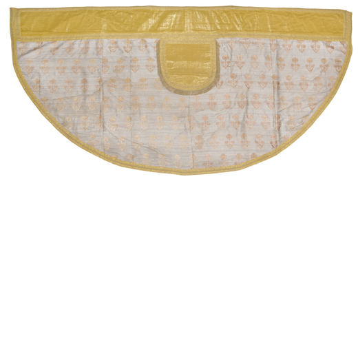 PIVIALE, ITALIA, 1800 CIRCA cm 271X130<br>Tessuto broccato su fondo in raso colore argento (filo met