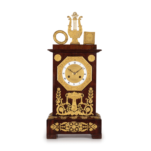 PENDOLA A CIPPO IN MOGANO E BRONZI DORATI, FRANCIA, 1815-1820 ricco orologio ligneo dalle forme aust