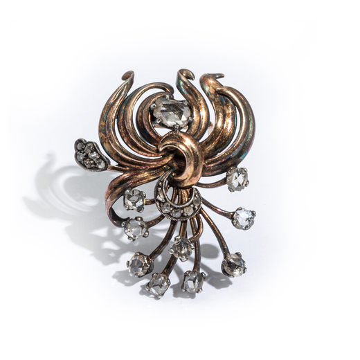 CLIP IN ORO, ARGENTO E DIAMANTI, ANNI 40 modellata come un bouquet stilizzato decorato con diamanti 