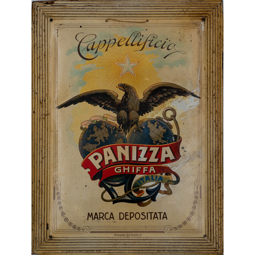 Cappellificio Panizza, Ghiffa Insegna Latta Litografata<br>Epoca 1930 ca.<br>Misure h 41 x L 31 cm <