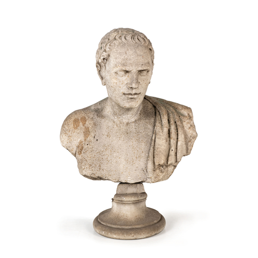 SCULTURA IN PIETRA, XIX-XX SECOLO raffigurante busto virile su base plinto circolare; usure, mancanz