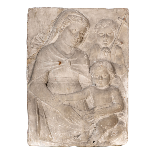 RILIEVO IN MARMO, XIX SECOLO raffigurante Madonna con Bambino e San Giovannino, di modello tratto da