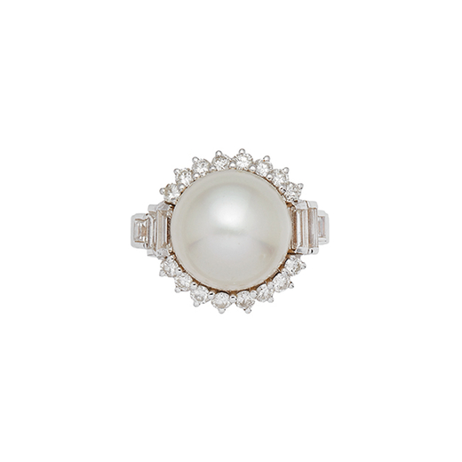 BAGUE DE PERLE DE CULTURE ET DE DIAMANTS décorée avec une perle cultivée de mm 12.86 environ enca