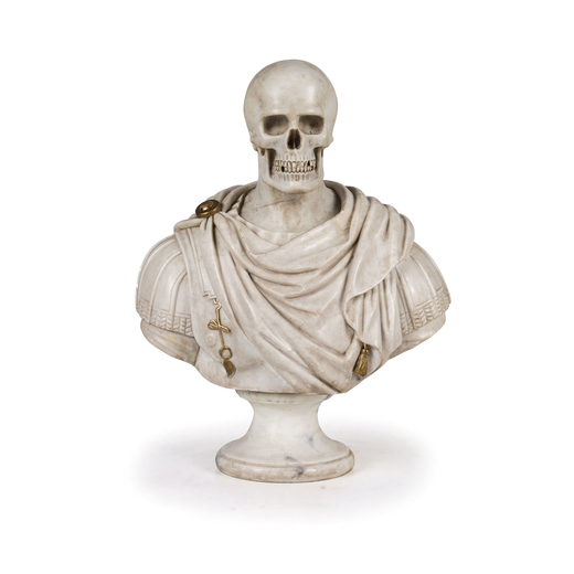 SCULTURA IN MARMO, XX SECOLO  busto di togato con vanitas, base a plinto circolare con bordo modanat