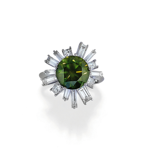 BAGUE EN OR ET DIAMANTS Avec au centre un diamant vert taille brillant pesant environ 4 ct, entouré