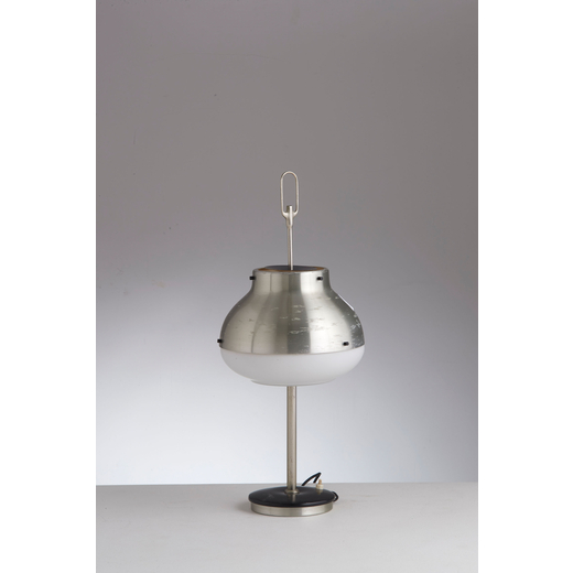OSCAR TORLASCO Lampada da tavolo mod. 648. Alluminio spazzolato, vetro opalino, metallo verniciato. 