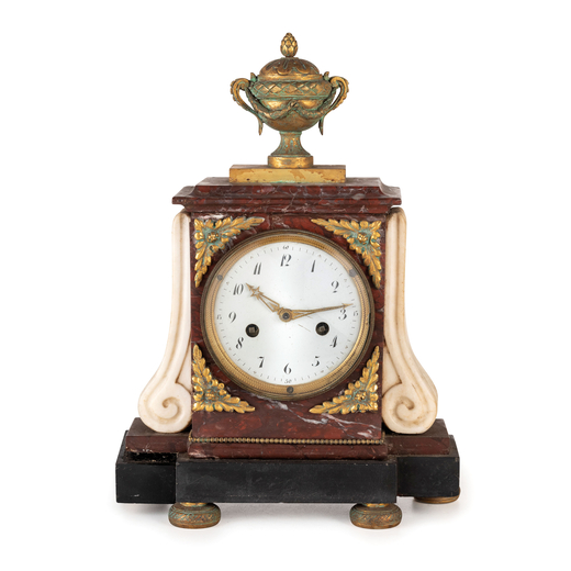 PENDOLA IN MARMO ROSSO E BIANCO, FRANCIA, 1780-1790 CIRCA grazioso orologio dappoggio in marmo rosso